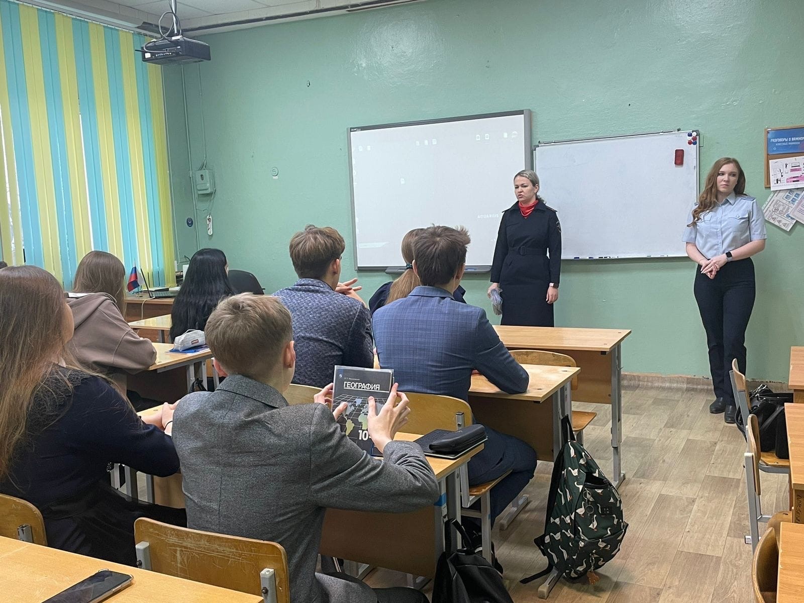 В рамках профориентационной работы сотрудники ОМВД встретились с учениками старших классов..
