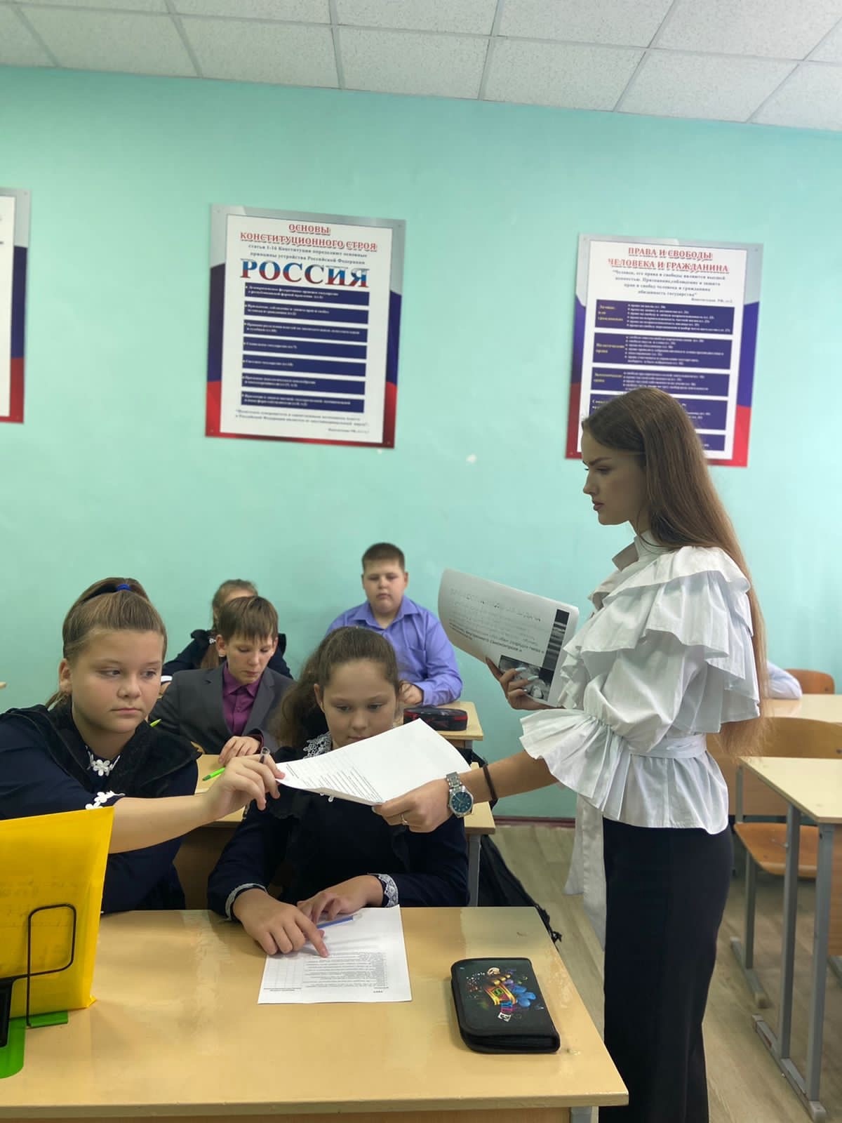 Сегодня в 5 &amp;quot;Б&amp;quot; классе советник по воспитанию Куляпина Яна Андреевна провела урок-общение «Ты не одинок!»..