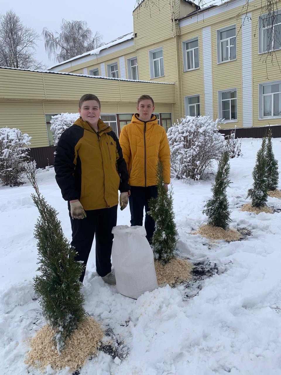  Учащиеся школы продолжают уход за «Аллеей знаний».