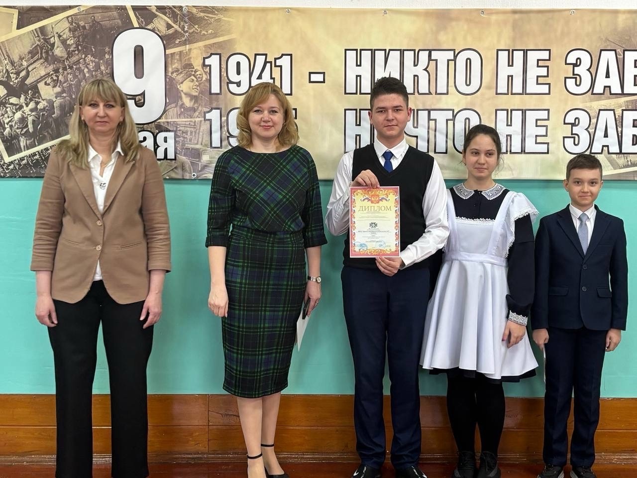 Новая учебная неделя в нашей школе началась с традиционной торжественной линейки, посвященной установлению Государственного флага Российской Федерации..