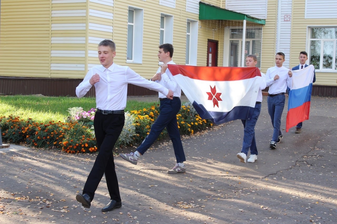 Новая учебная неделя в нашей школе началась с традиционной торжественной линейки, посвященной поднятию Государственного флага Российской Федерации с исполнением гимна РФ..
