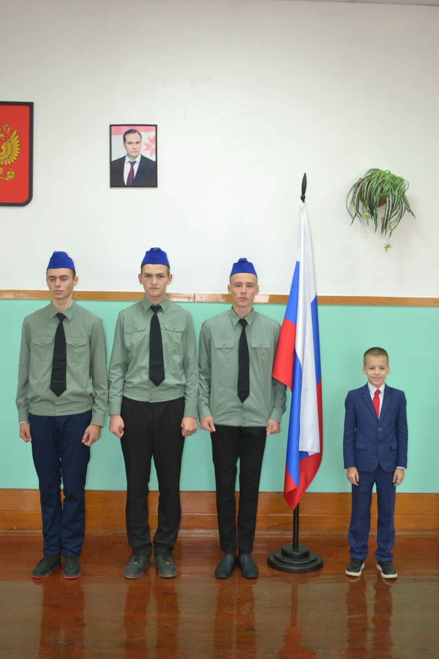 Новая учебная неделя в нашей школе началась с традиционной торжественной линейки, посвященной установлению Государственного флага Российской Федерации..