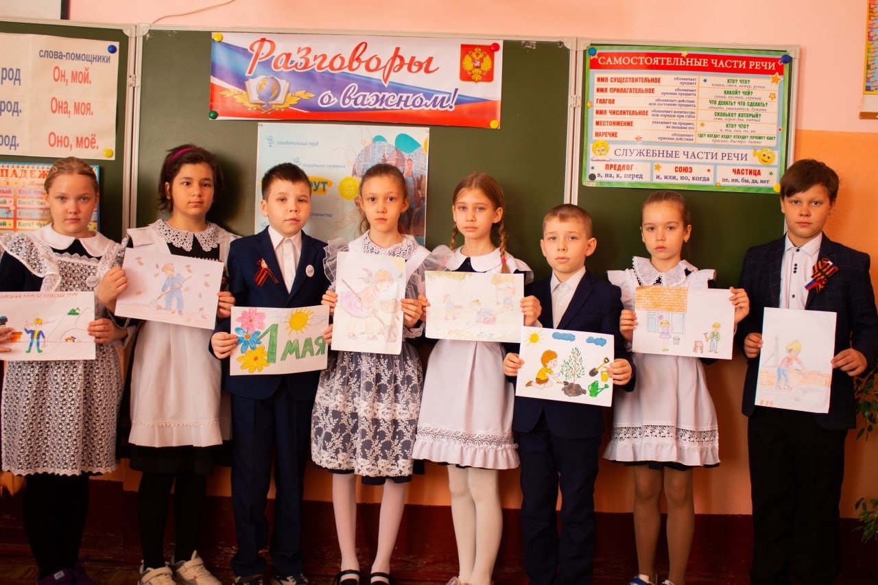 После линейки прошел первый урок «Разговоры о важном» на тему: «ТРУД КРУТ».