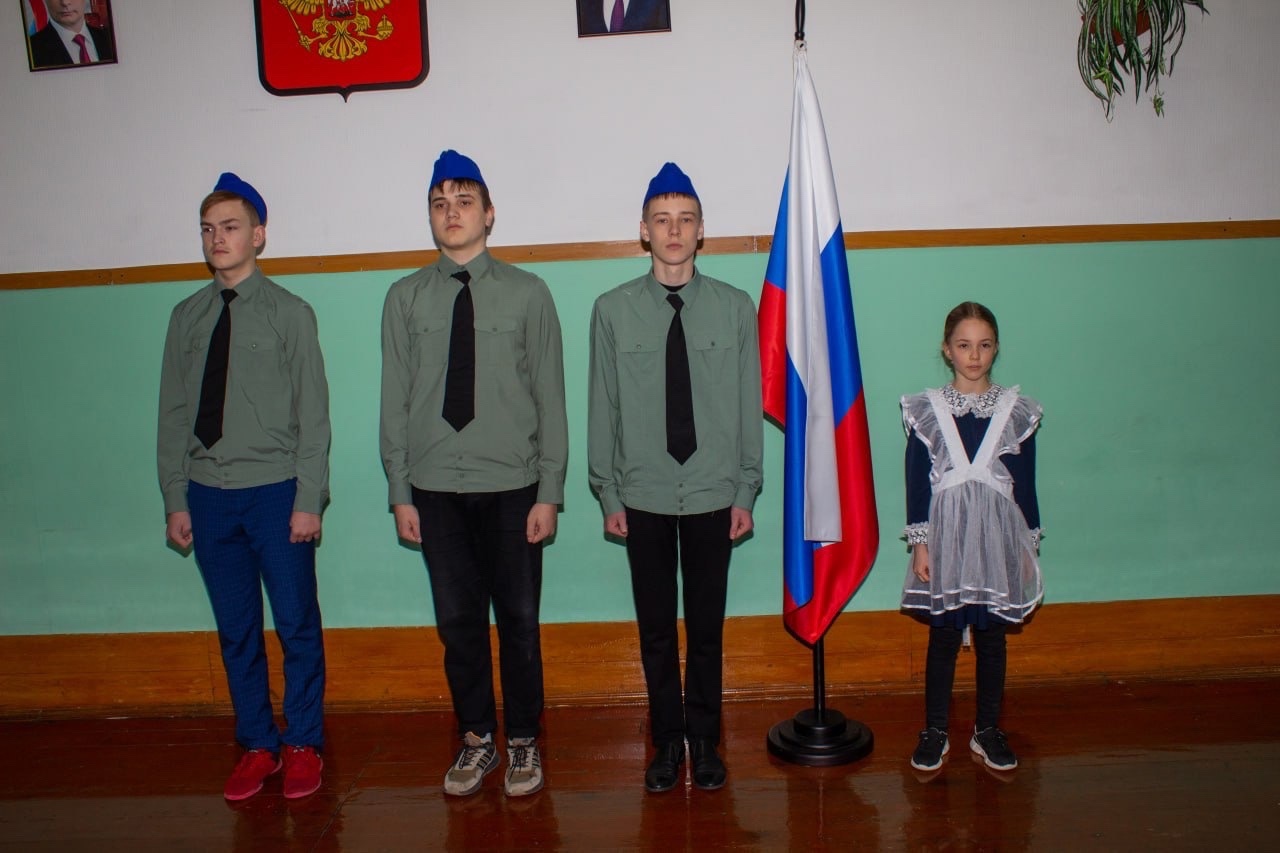 Новая учебная неделя в нашей школе началась с традиционной торжественной линейки, посвященной установлению Государственного флага Российской Федерации..