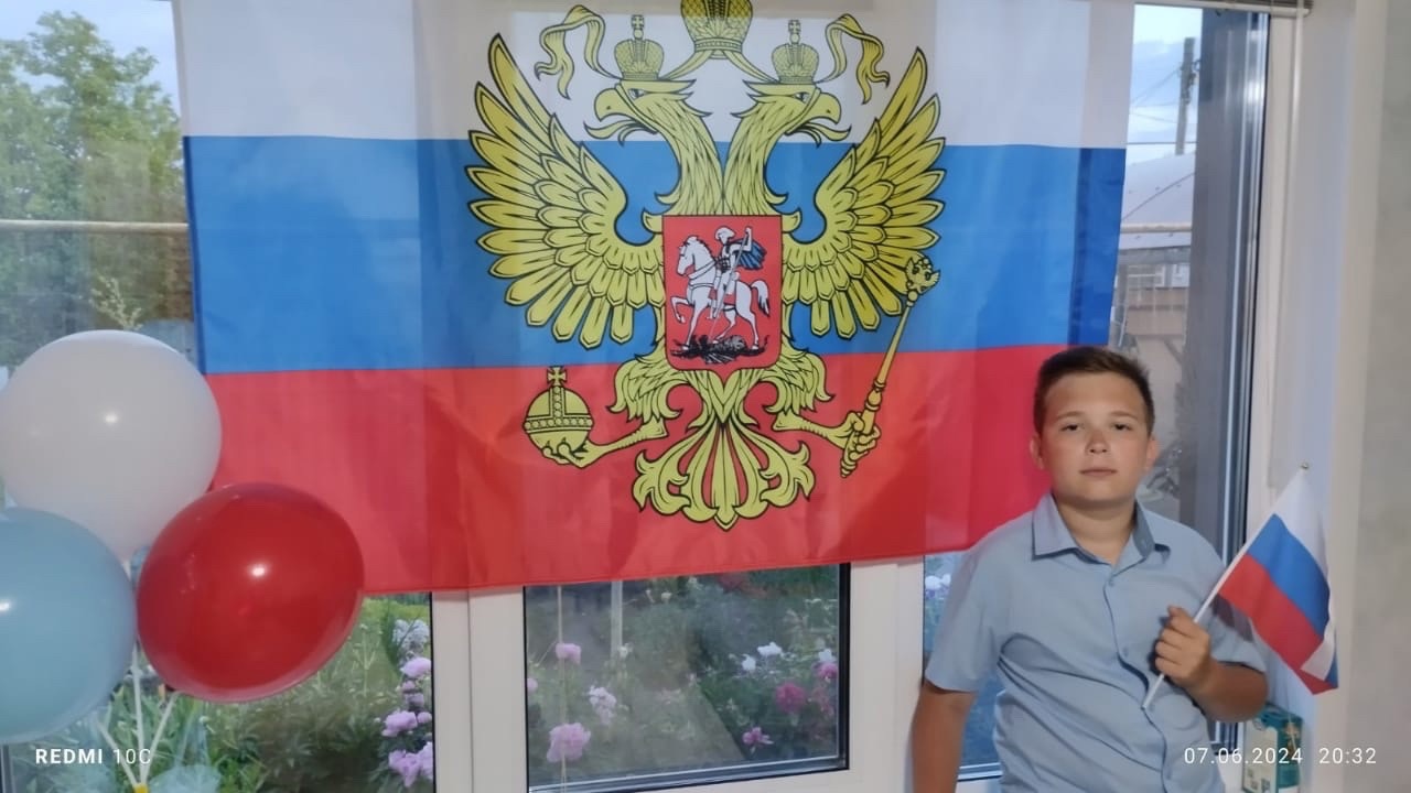 В преддверии Дня России активист Движения Первых - ученик 5А класса Зобков Глеб принимает участие в флешмобе «Флаги России»..