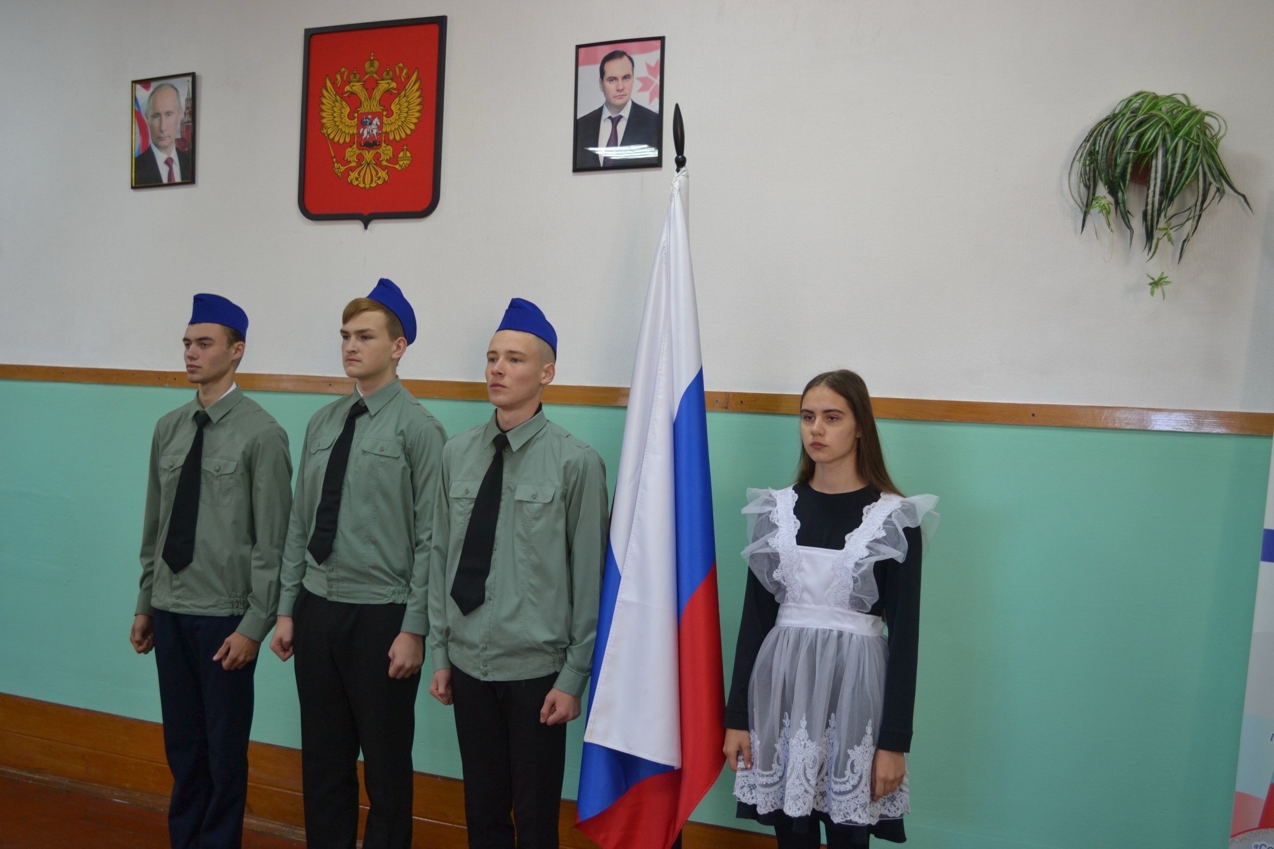 Новая учебная неделя в нашей школе началась с традиционной торжественной линейки, посвященной установлению Государственного флага Российской Федерации..