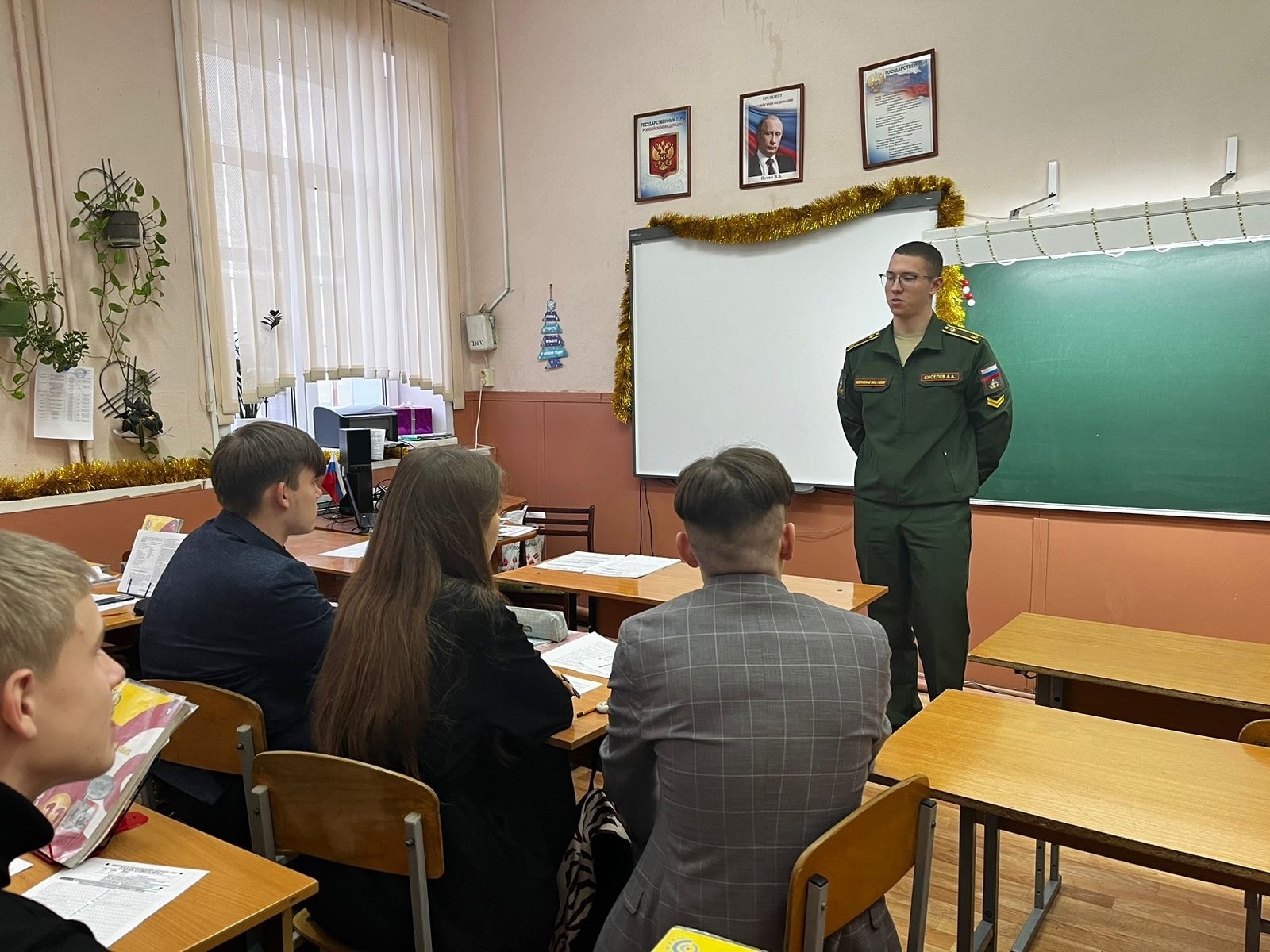 23 декабря учащихся 11 класса посетили представители Военной академии материально-технического обеспечения имени генерала армии А.В.Хрулёва..