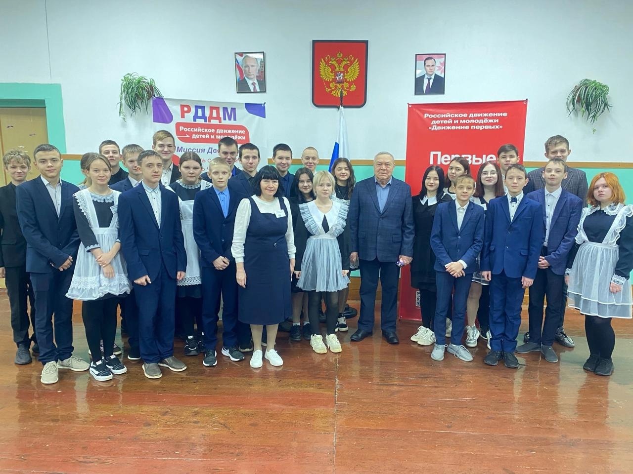 Новая учебная неделя в нашей школе началась с традиционной торжественной линейки, посвященной установлению Государственного флага Российской Федерации..
