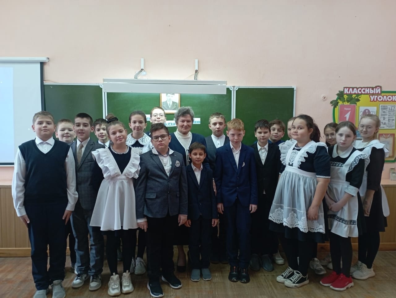 В 5А классе прошел классный час «Защищал солдат Россию»..