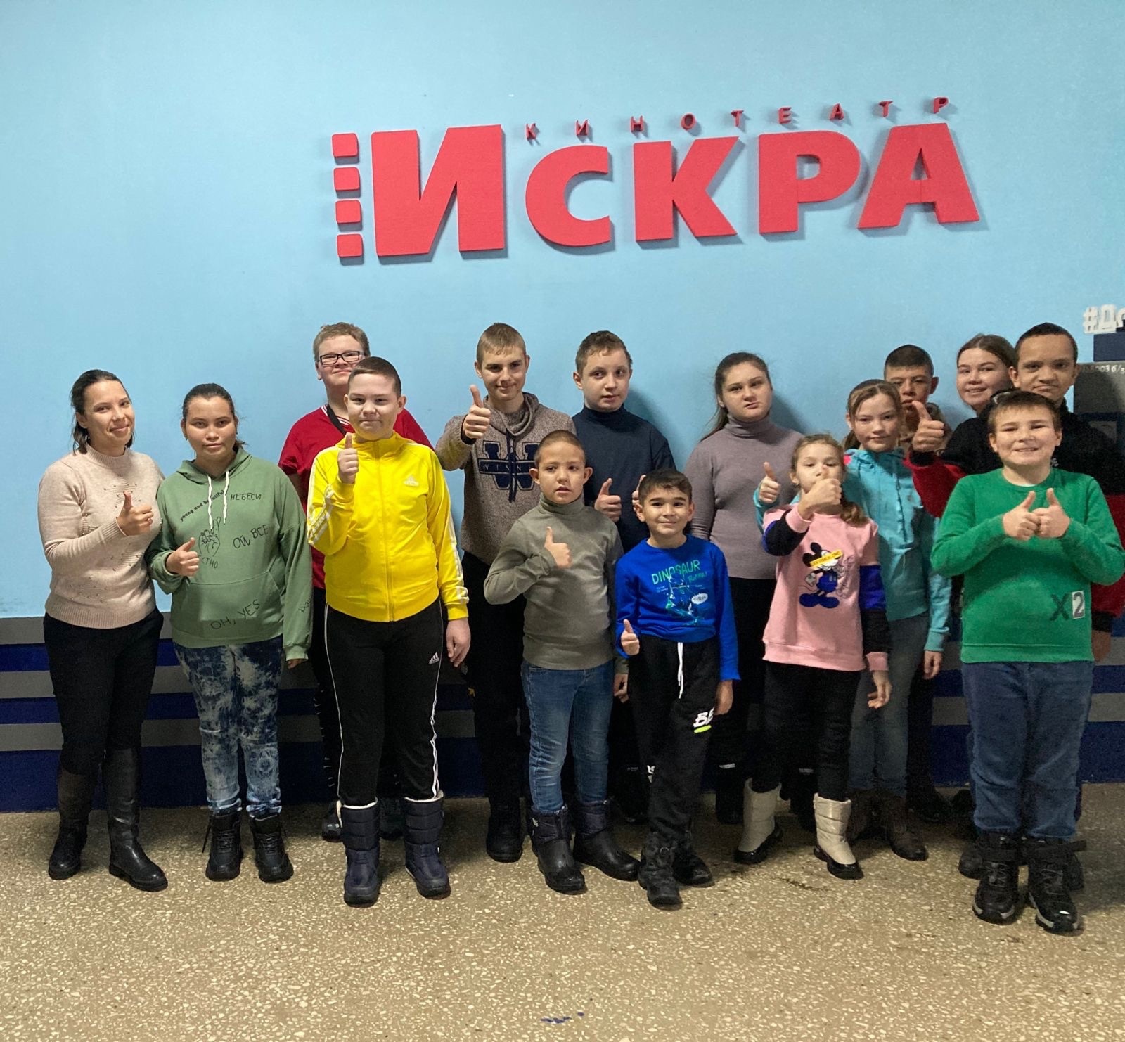 30 ноября учителя-дефектологии коррекционных групп организовали для своих учеников посещение кинотеатра «Искра» с просмотром сказки « По щучьему веленью»..