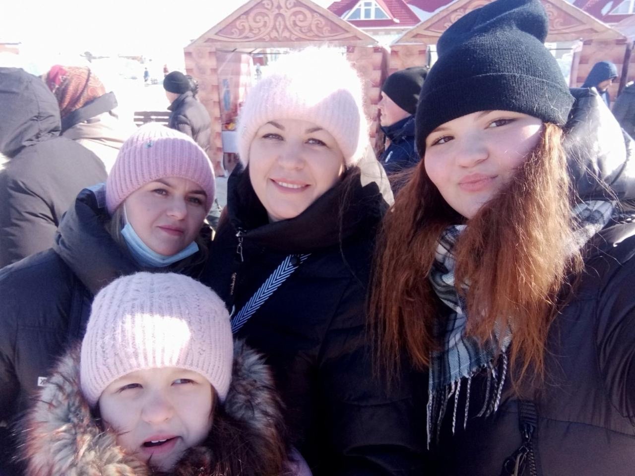 Учащиеся 6Б класса принимают активное участие в онлайн-фотовыставке «Я люблю свой дом» и делятся фотографиями из семейного архива..