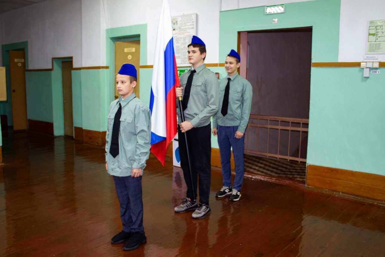Новая учебная неделя в нашей школе началась с традиционной торжественной линейки, посвященной установлению Государственного флага Российской Федерации..