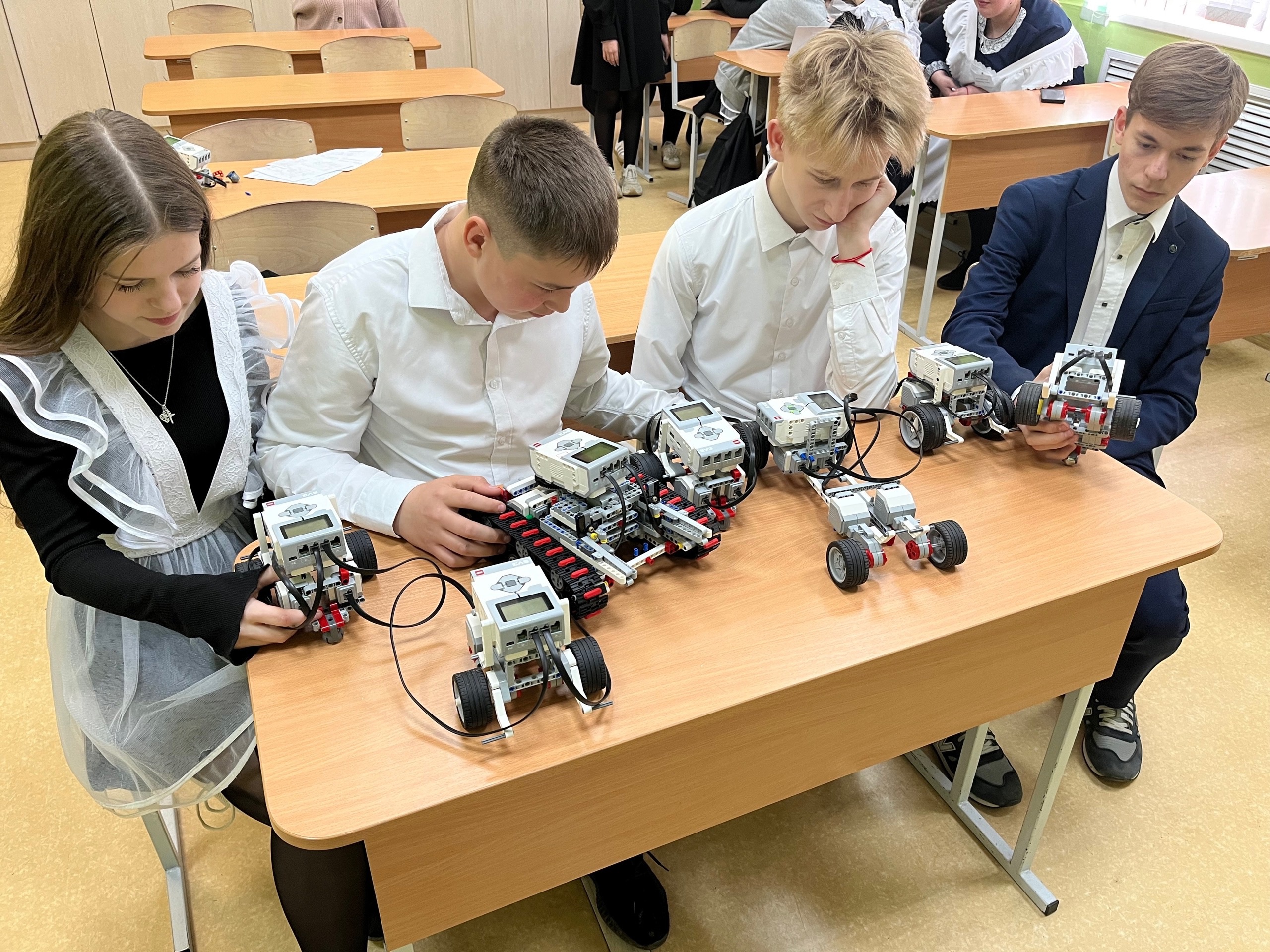 В рамках недели инженерных достижений учащиеся инженерного 8 Б класса собрали модели роботов из набора Minstorms EV3..