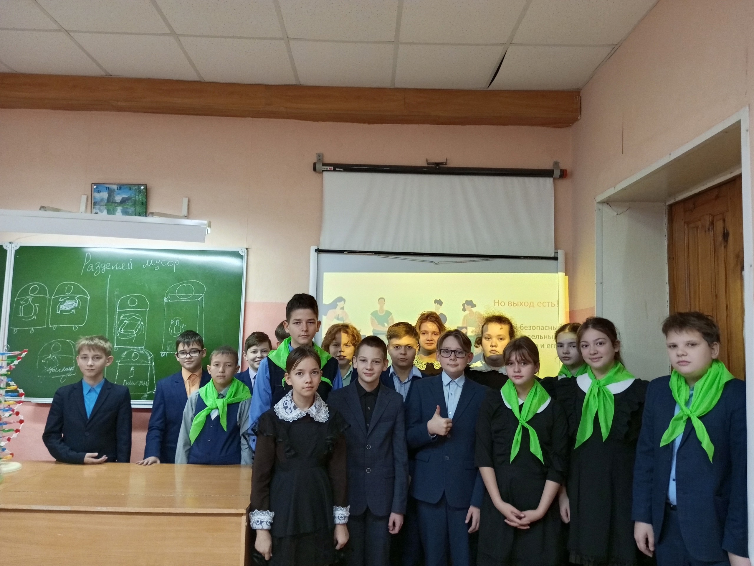 Сегодня в 6А классе прошел урок экологии на тему &amp;quot;Разделяй мусор&amp;quot;..
