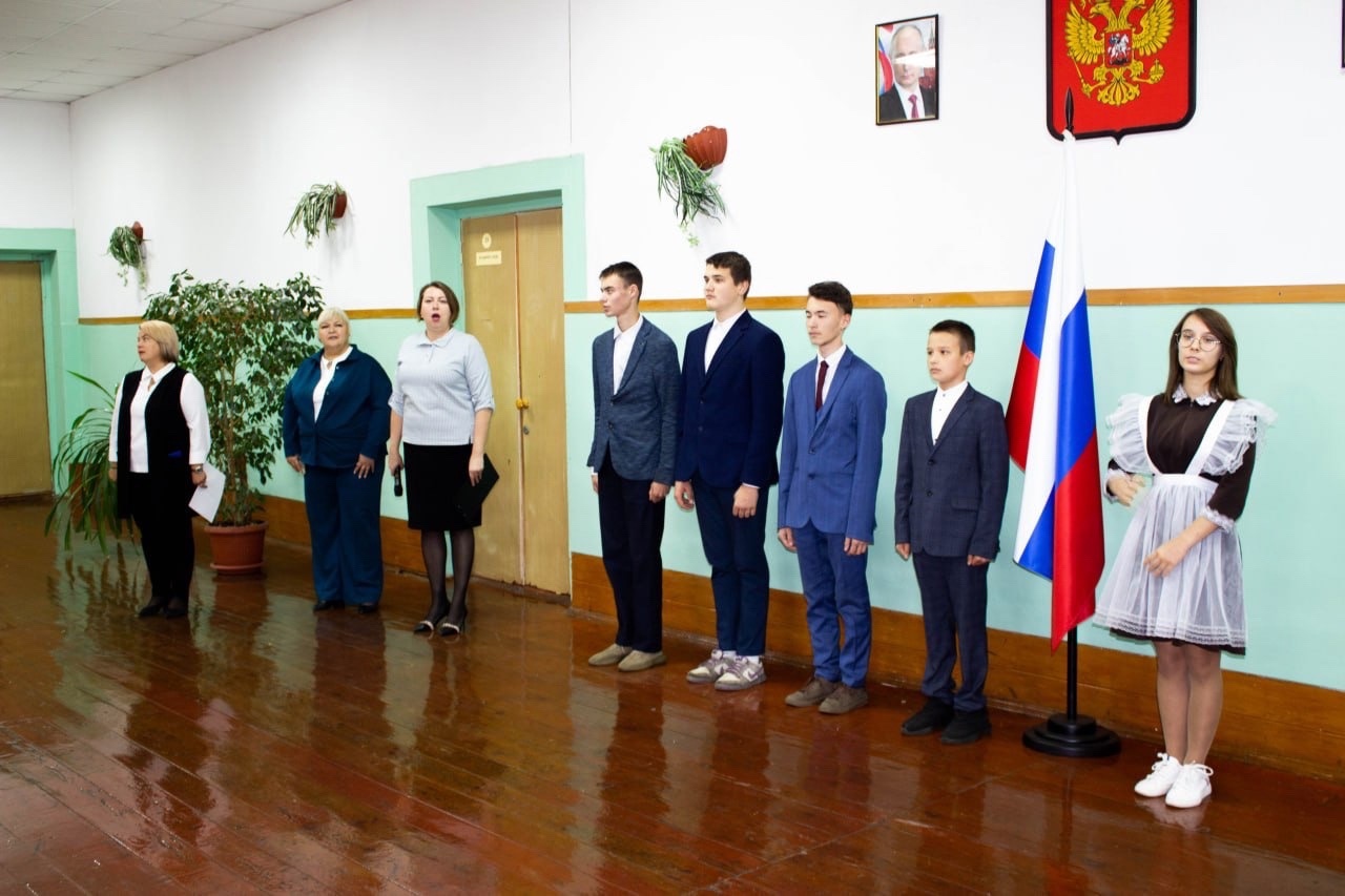 Новая учебная неделя в нашей школе началась с традиционной торжественной линейки..