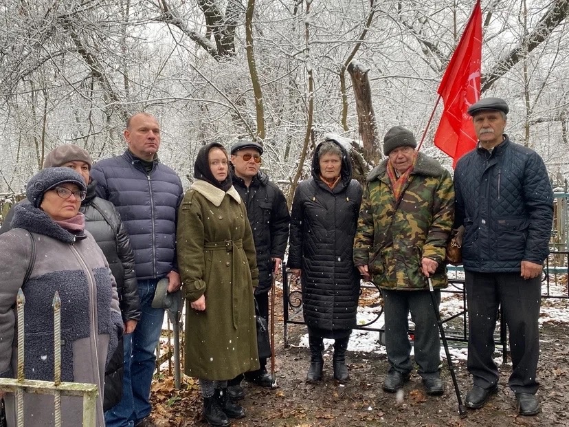  17 ноября поисковый отряд «Шаг за шагом» вместе с руководителем Илюшкиной В.М. посетили могилу выпускника Степана Васильевича Ключникова..