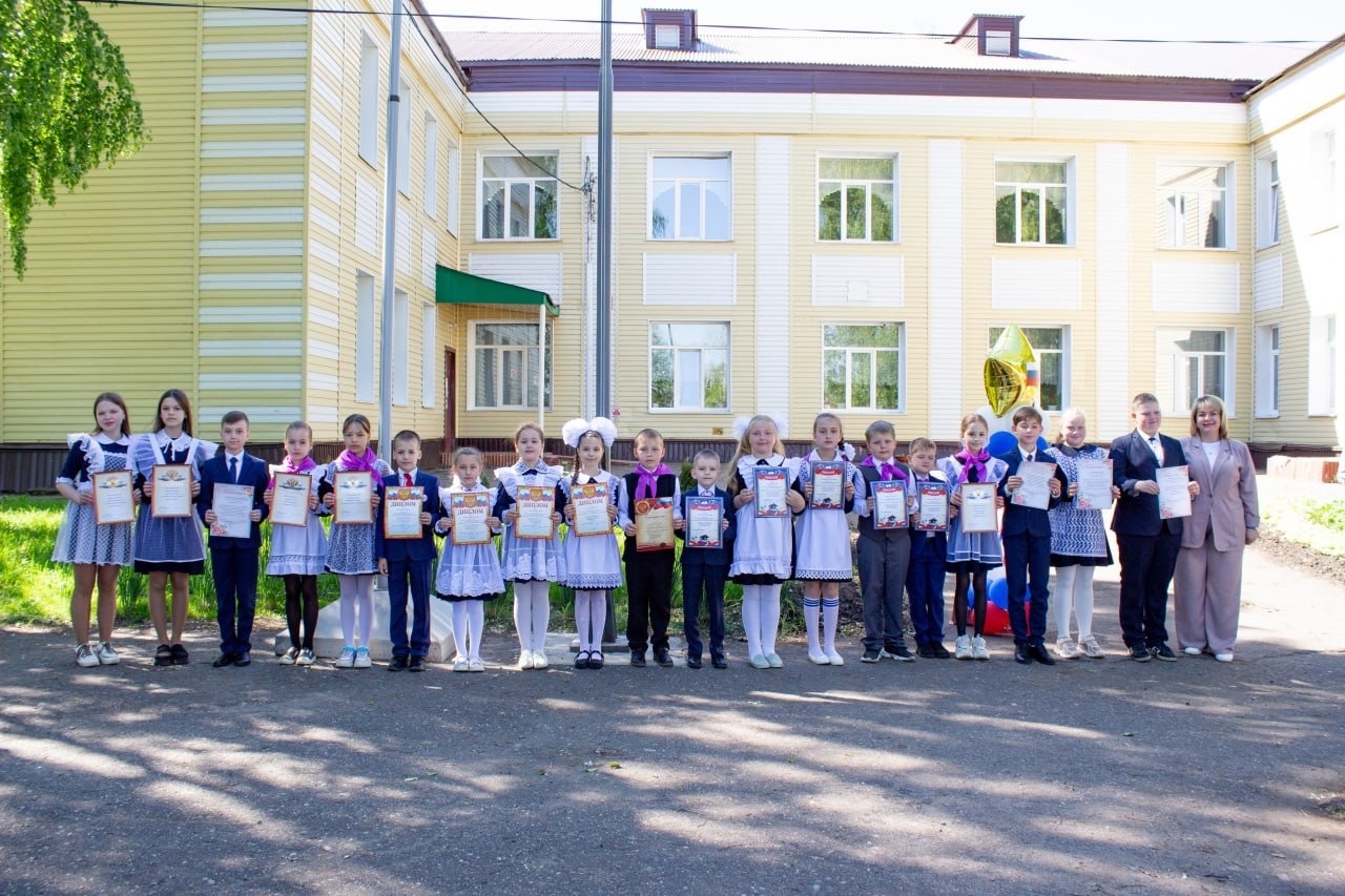 Сегодня в МБОУ «СОШ 9» прошла итоговая торжественная линейка, посвящённая окончанию учебного года..