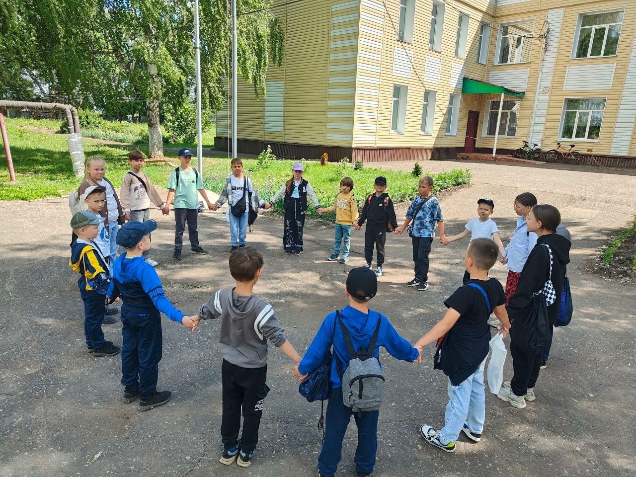 Сегодня утро пришкольного лагеря «Радуга» началось с бодрящей зарядки и вкусного завтрака..