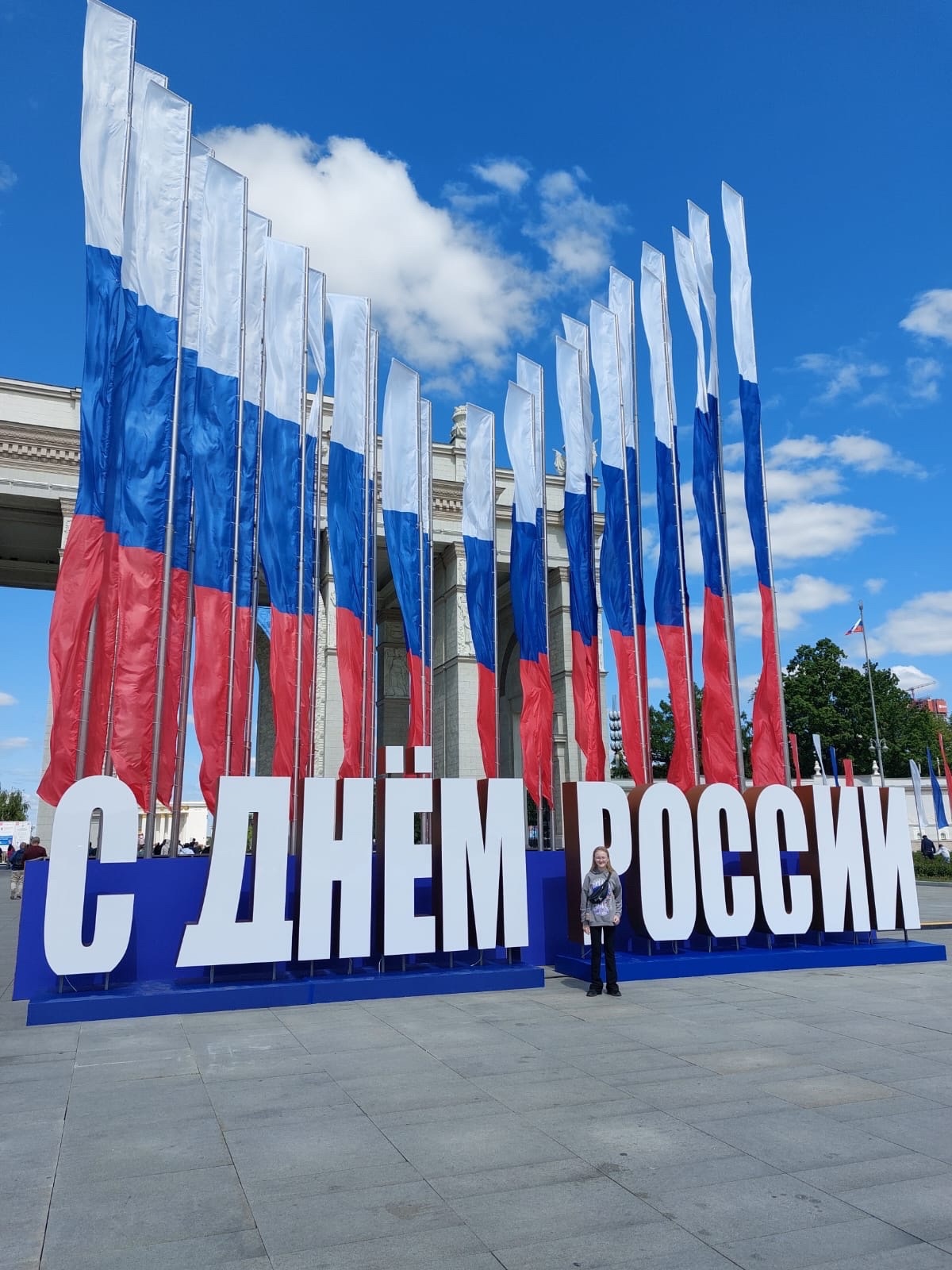 В преддверии Дня России активист Движения Первых - ученица 5А класса Кравченко Дарья принимает участие в флешмобе «Флаги России»..