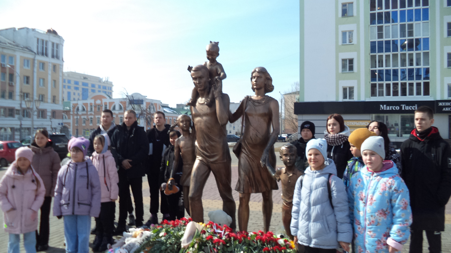 Учащиеся начальных классов поисковики отряда «Шаг за шагом» почтили память погибших во время теракта  в «Крокус Сити Холле».