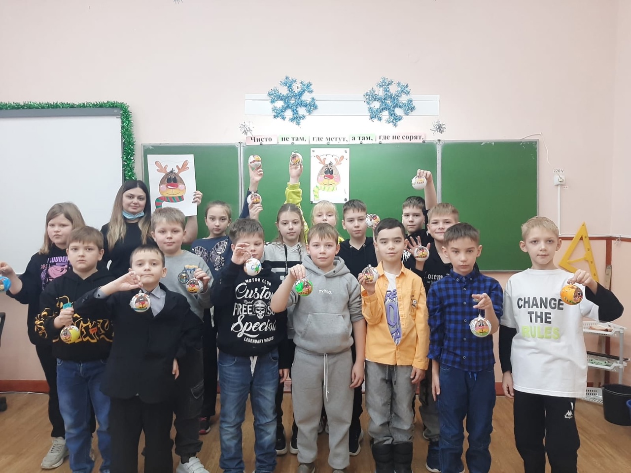 27 декабря в 3 &amp;quot;А&amp;quot; классе состоялся мастер-класс по росписи новогодней игрушки..