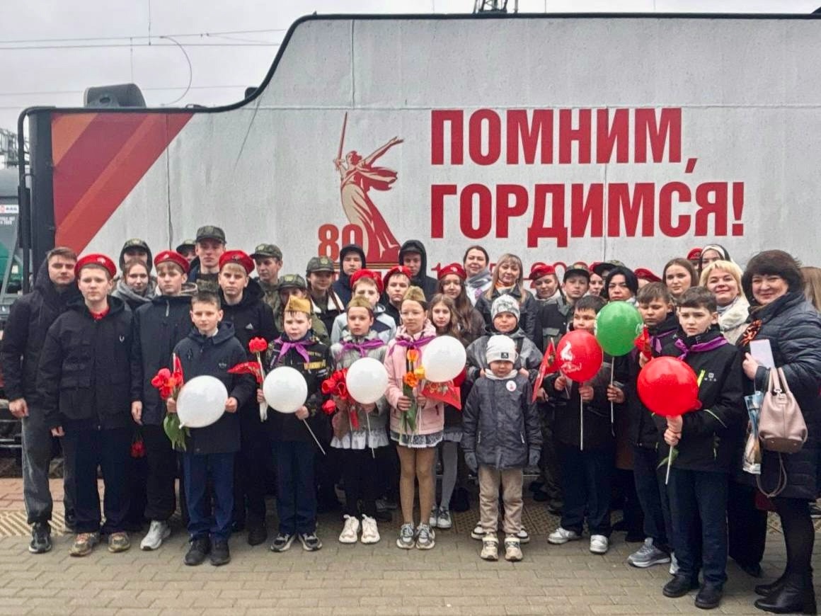 Поисковики, юнармейцы, ученики и педагоги школы №9 встретили Паровоз Победы!.