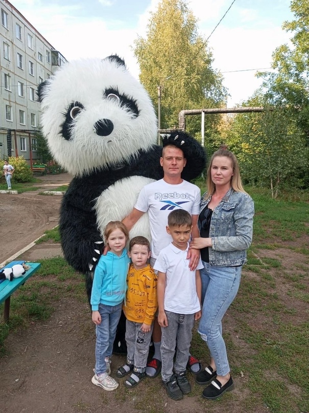 Ученик 2 А класса Галютин Вячеслав принимает участие в акции « Семья-радость моя!».