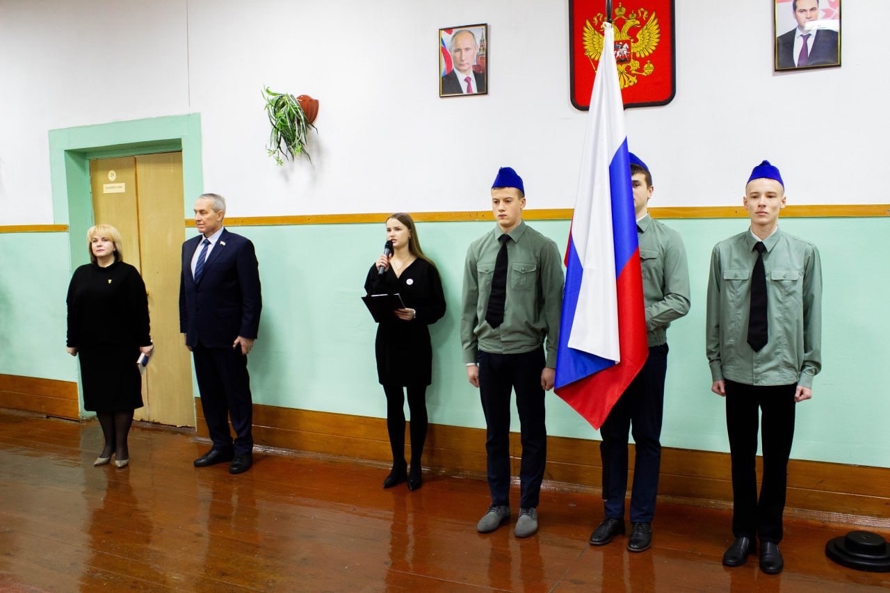 Новая учебная неделя в нашей школе началась с традиционной торжественной линейки, посвященной установлению Государственного флага Российской Федерации..
