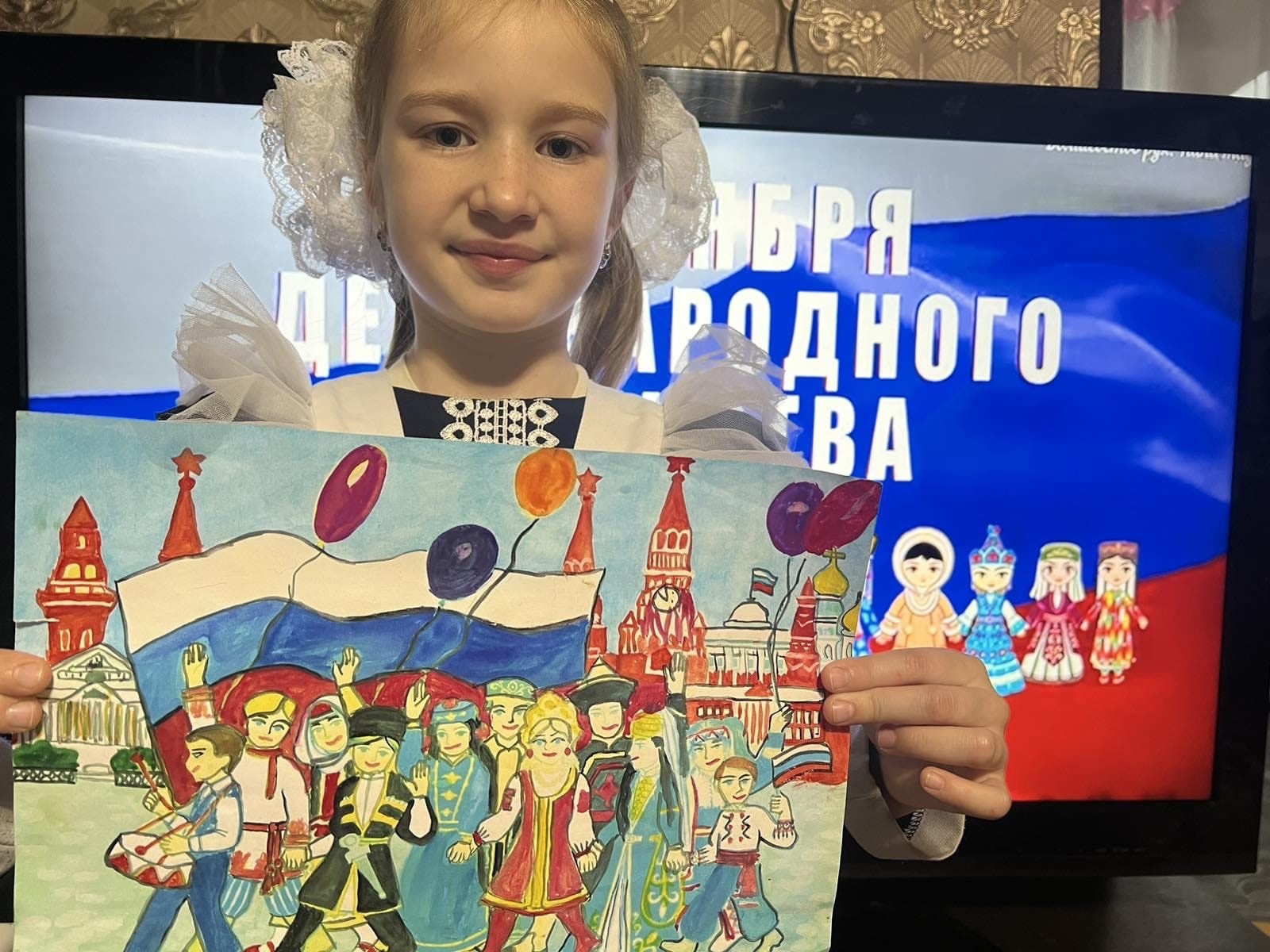 В преддверии праздника Дня народного единства ученица 2 класса Смирнова Арина принимает участие в акции «Мир и дружба!».