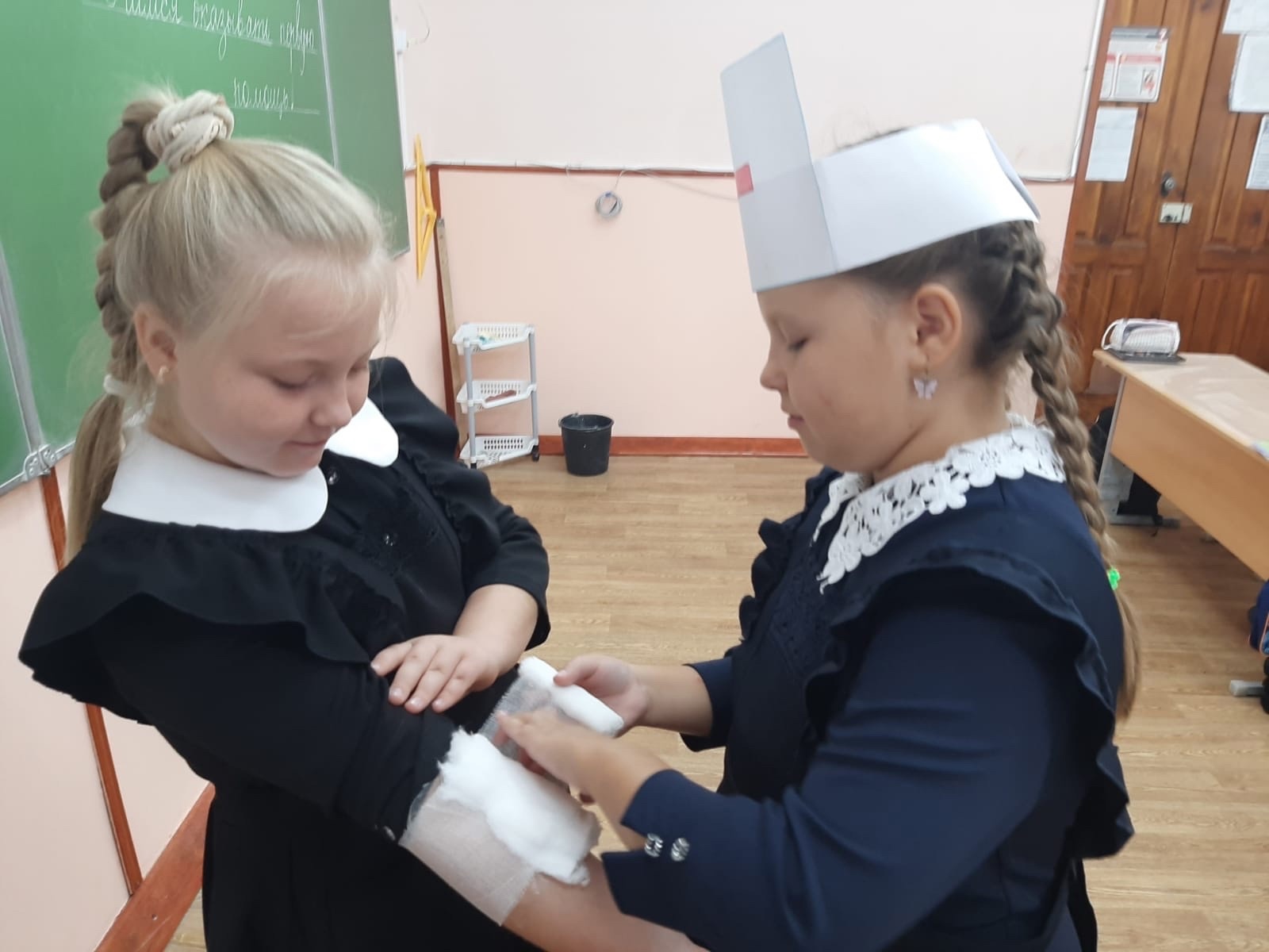 Сегодня в 3 &amp;quot;А&amp;quot; классе прошло занятие по профориентации, на котором поговорили об оказании первой помощи при ушибах..