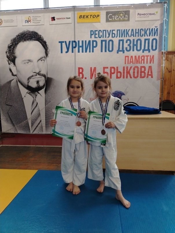 Поздравляем учениц 1 класса Коваленко Варвару и Софью - ПРИЗЁРОВ соревнований по дзюдо II этапа «Лиги Кубка «Боец»..