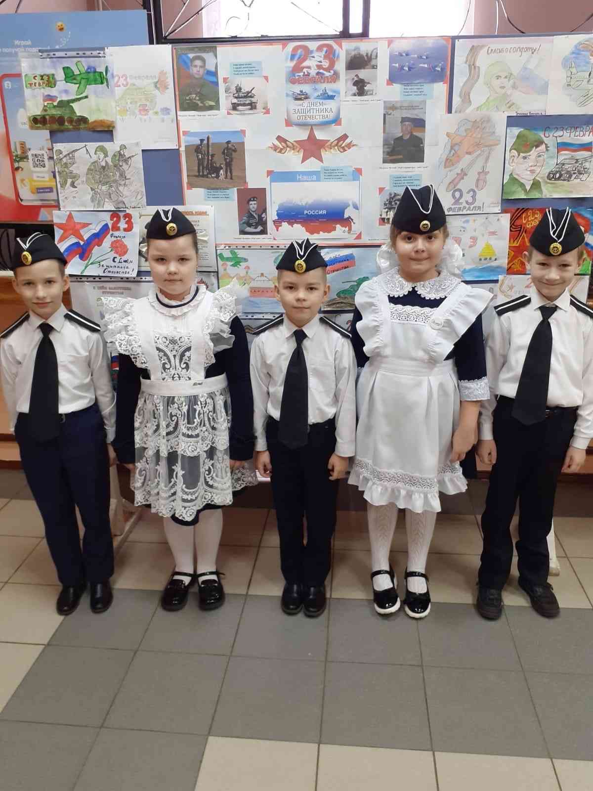В преддверии Дня защитника Отечества, учащиеся начальных классов совместно с классными руководителями оформили выставку рисунков «Защитникам Отечества посвящается…»..