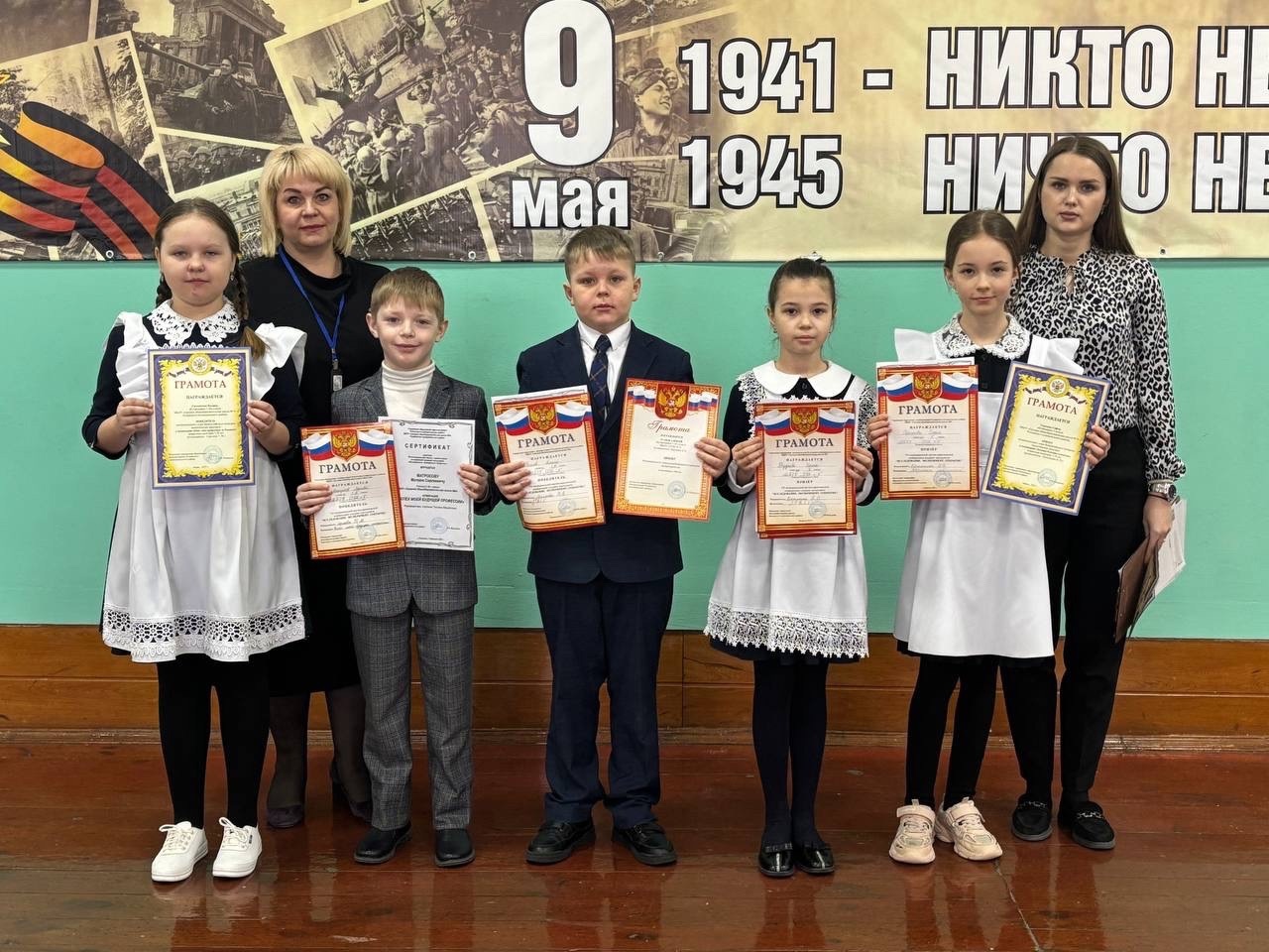 Новая учебная неделя в нашей школе началась с традиционной торжественной линейки, посвященной установлению Государственного флага Российской Федерации..