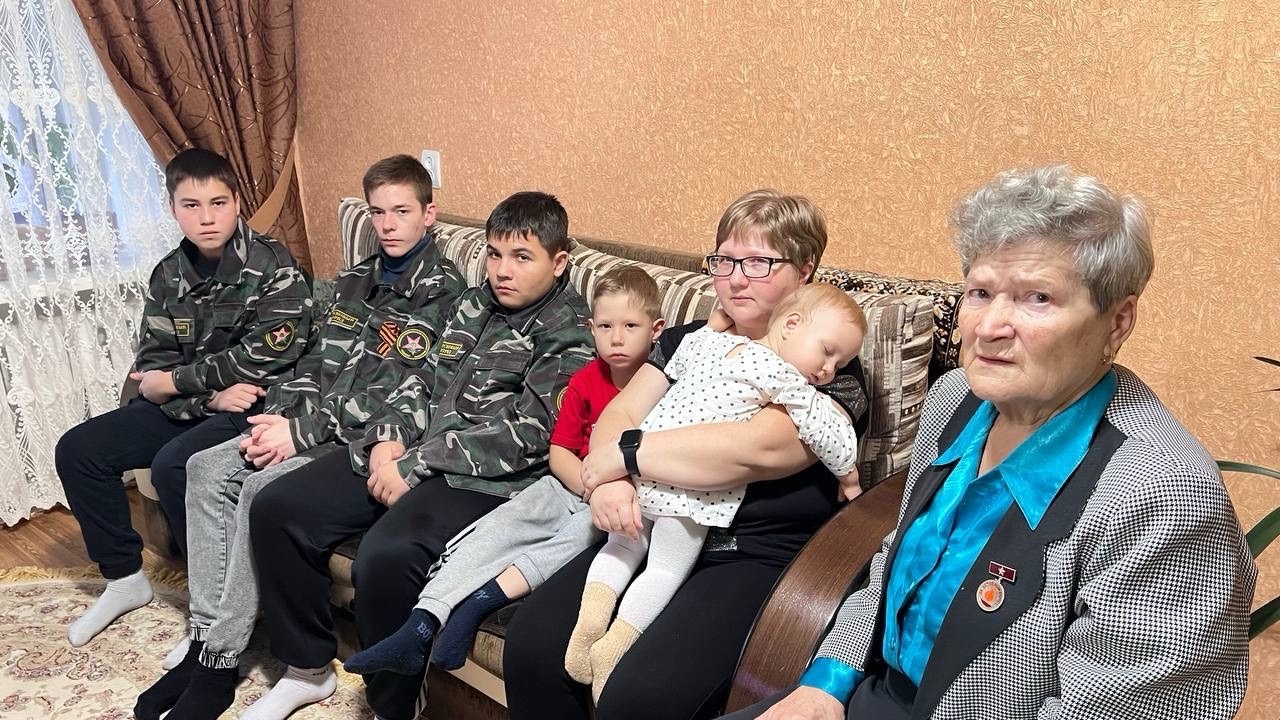 Поисковый отряд «Шаг за шагом» совместно с руководителем Илюшкиной Валентиной Михайловной посетили семью выпускника школы, погибшего на СВО солдата Ефремова Олега..