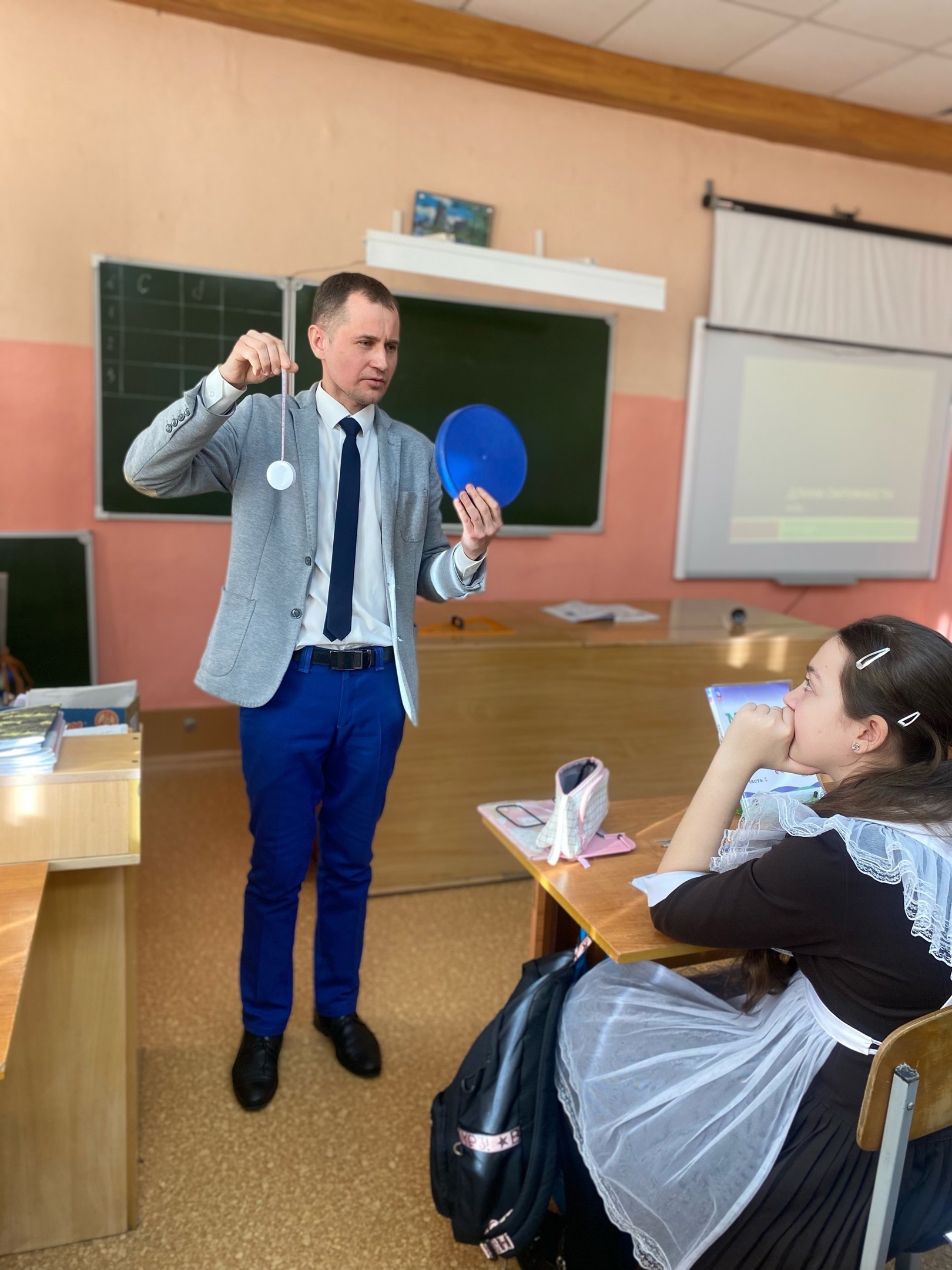 В рамках предметной недели МИФ в 6 А классе был проведён урок – исследование по теме «Длина окружности или как появилось число пи» ..