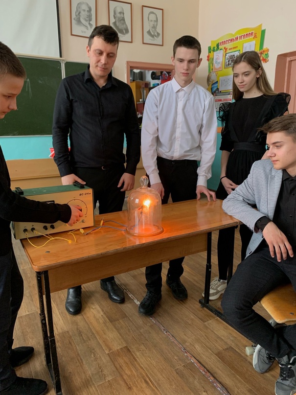 В девятых классах прошло занятие по сбору самодельной лампы накаливания..