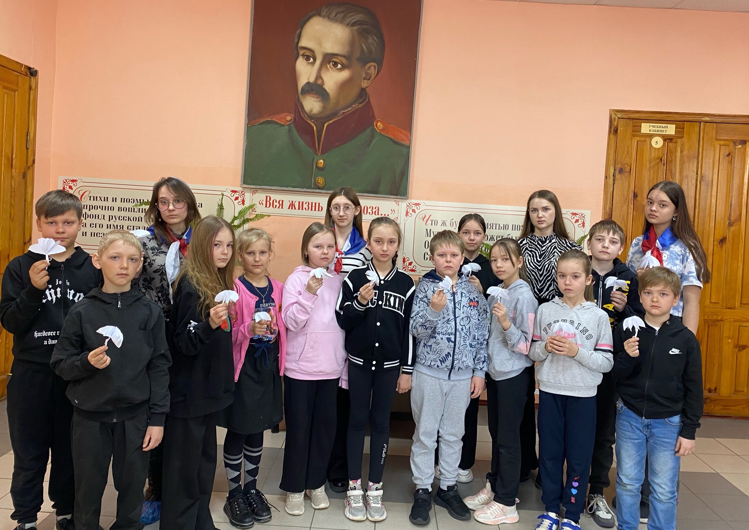 Сегодня активисты Движения Первых совместно с советником по воспитанию провели для Орлят России мастер-класс «Цветок надежды»..
