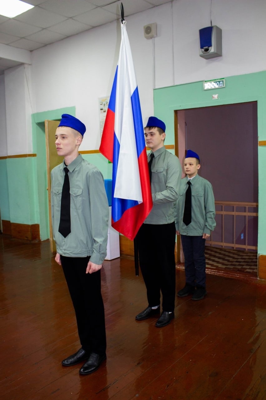 Новая учебная неделя в нашей школе началась с традиционной торжественной линейки, посвященной установлению Государственного флага Российской Федерации..
