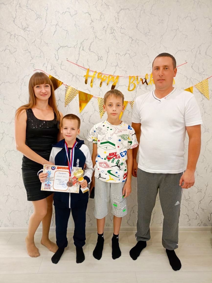 Ученик 1 класса Быков Артём вместе со своей семьей участвует в фоточеллендже «Моя семья - счастливые моменты».