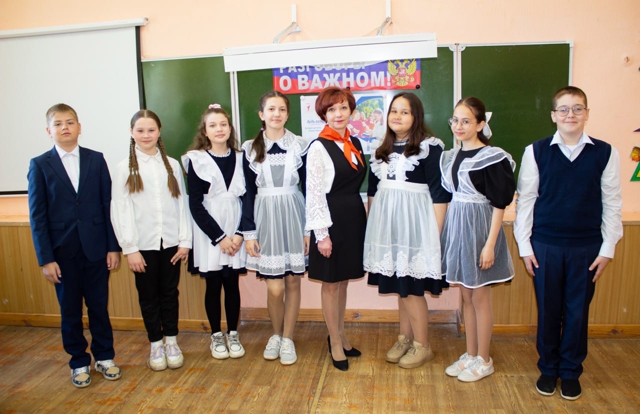 Сегодня прошел первый урок «Разговоры о важном» на тему: «Будь готов! Ко дню детских общественных организаций»..