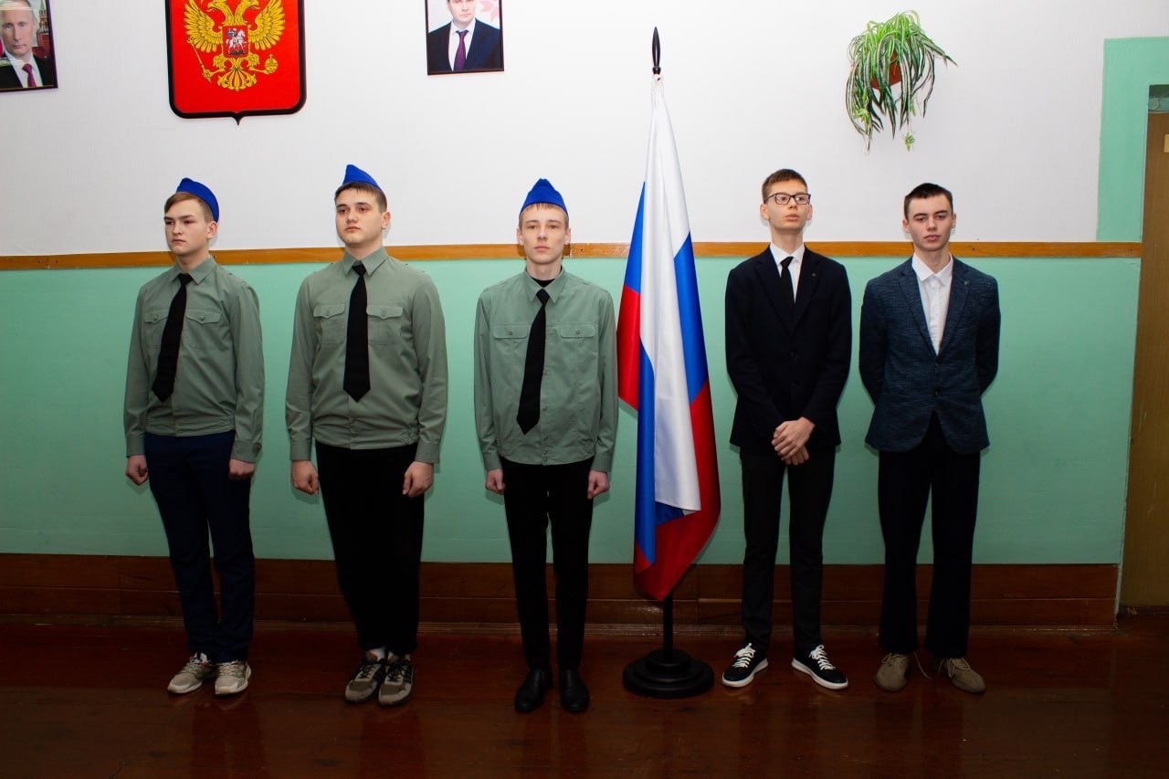 Новая учебная неделя в нашей школе началась с традиционной торжественной линейки, посвященной установлению Государственного флага Российской Федерации..