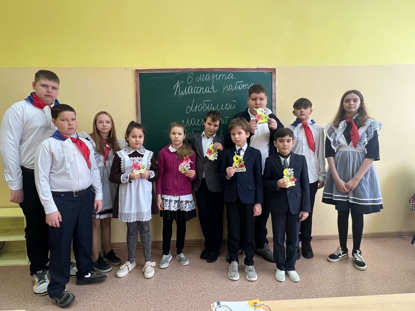 6 марта, в преддверии Международного женского дня, в коррекционном классе прошёл мастер-класс по изготовлению поздравительной открытки..