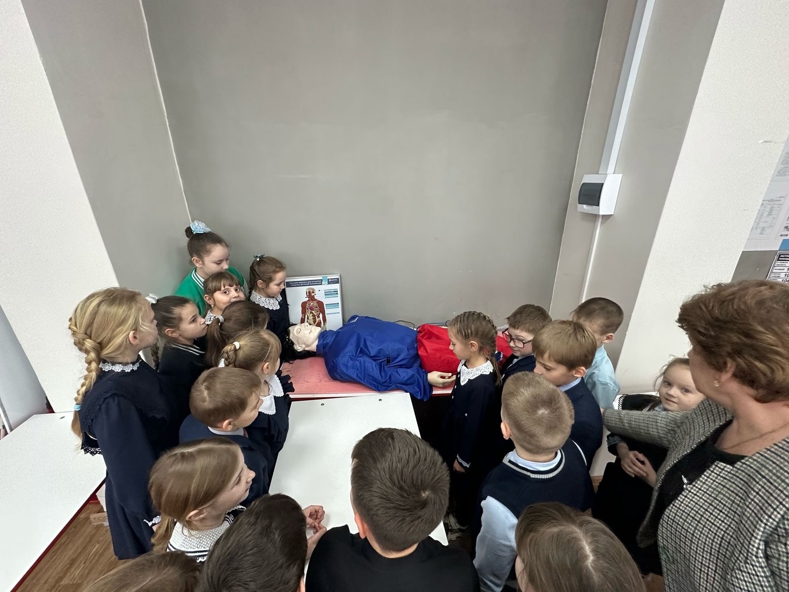 4 февраля с учащимися 2 класса в Точке роста прошло занятие по оказанию первой медицинской помощи..
