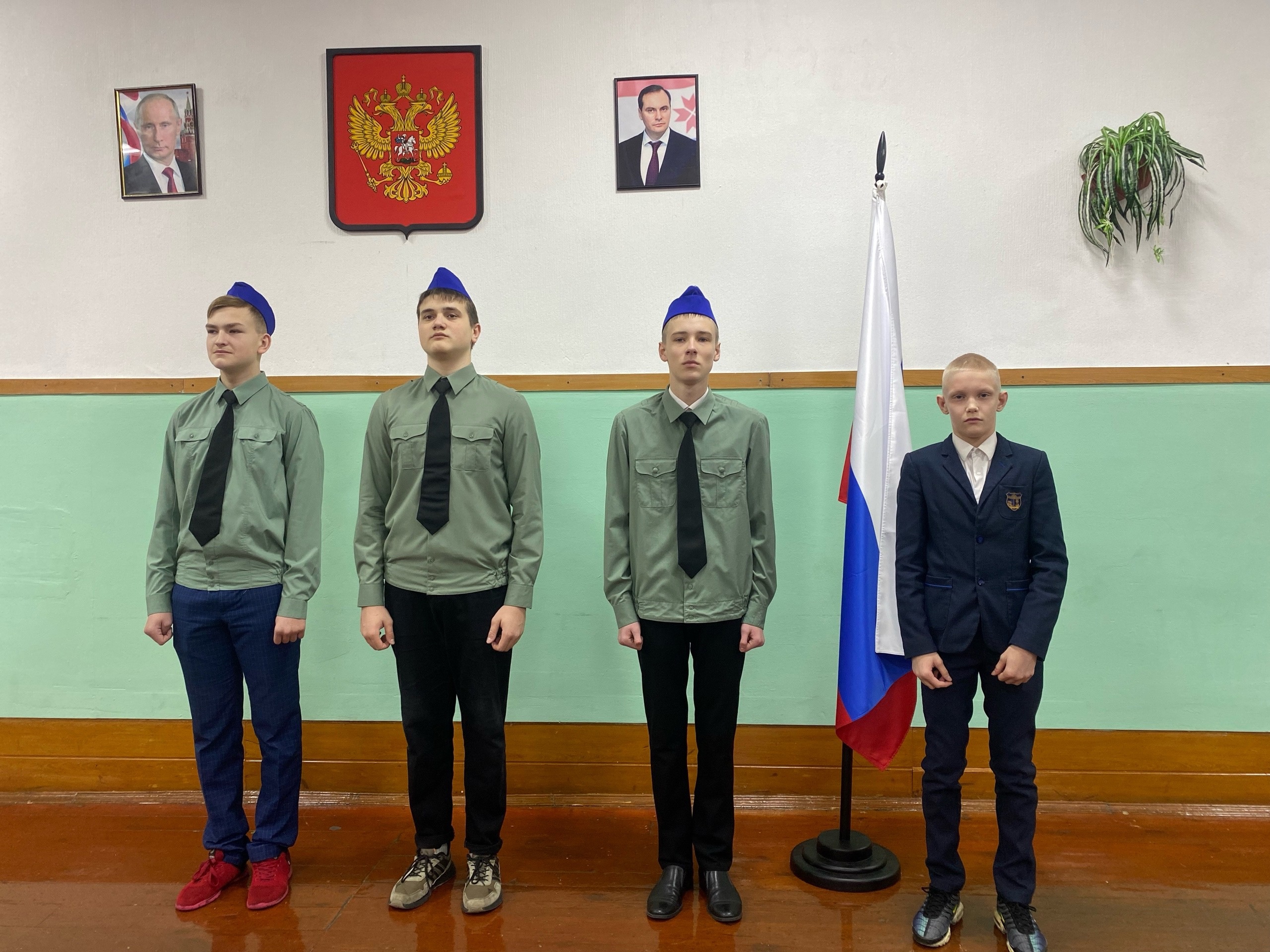 Новая учебная неделя в нашей школе началась с традиционной торжественной линейки, посвященной установлению Государственного флага Российской Федерации..