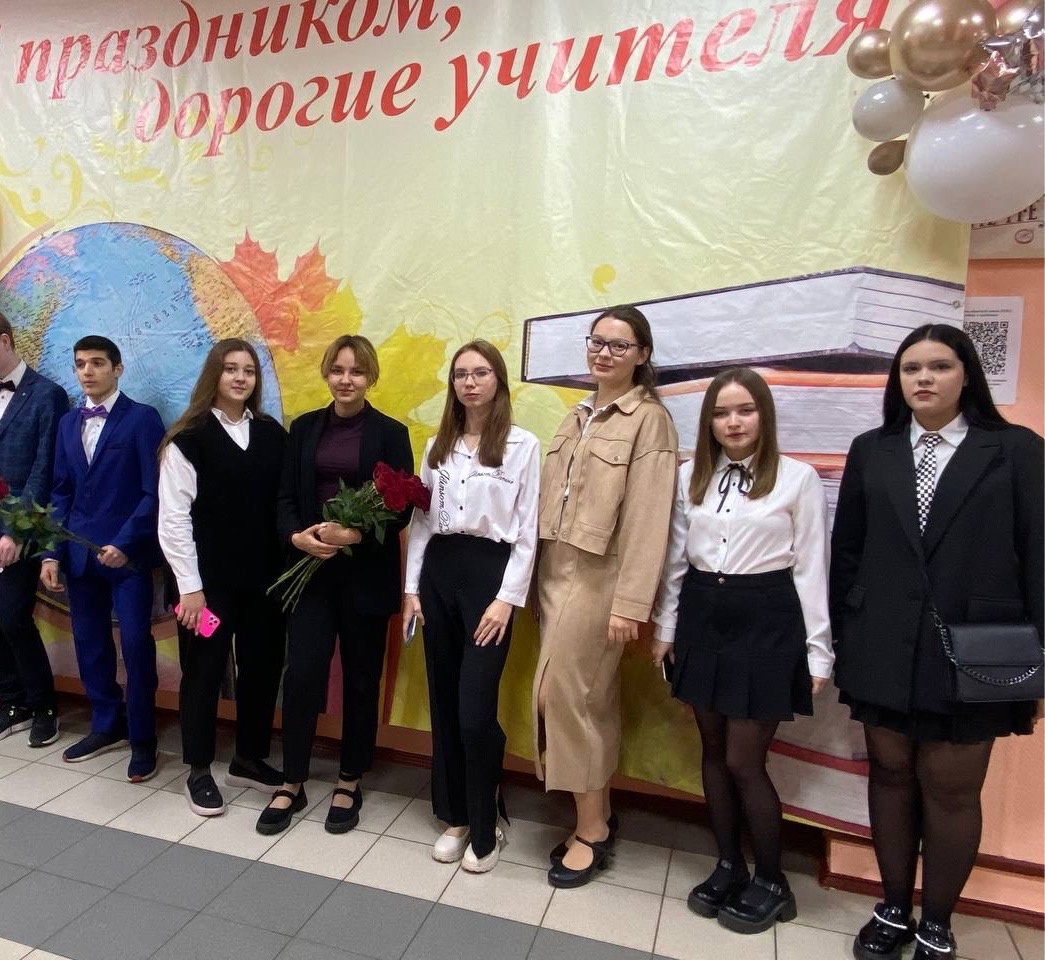 Сегодня в нашей школе царила с самого утра необыкновенная праздничная атмосфера!.