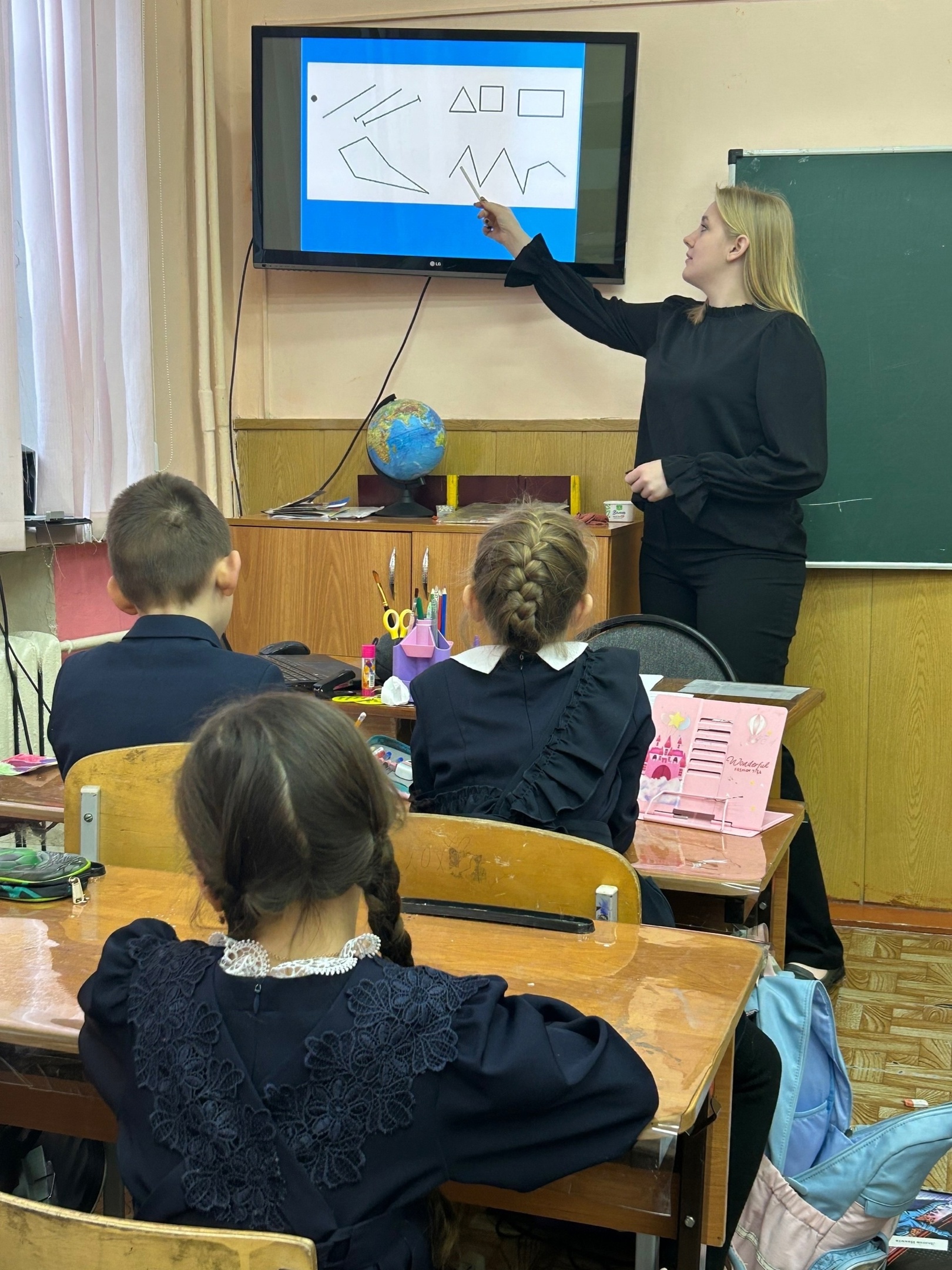 В рамках недели «МИФ» в 1 классе под руководством Зубковой Анжелики Вячеславовны было проведено мероприятие «Королевство математики»..