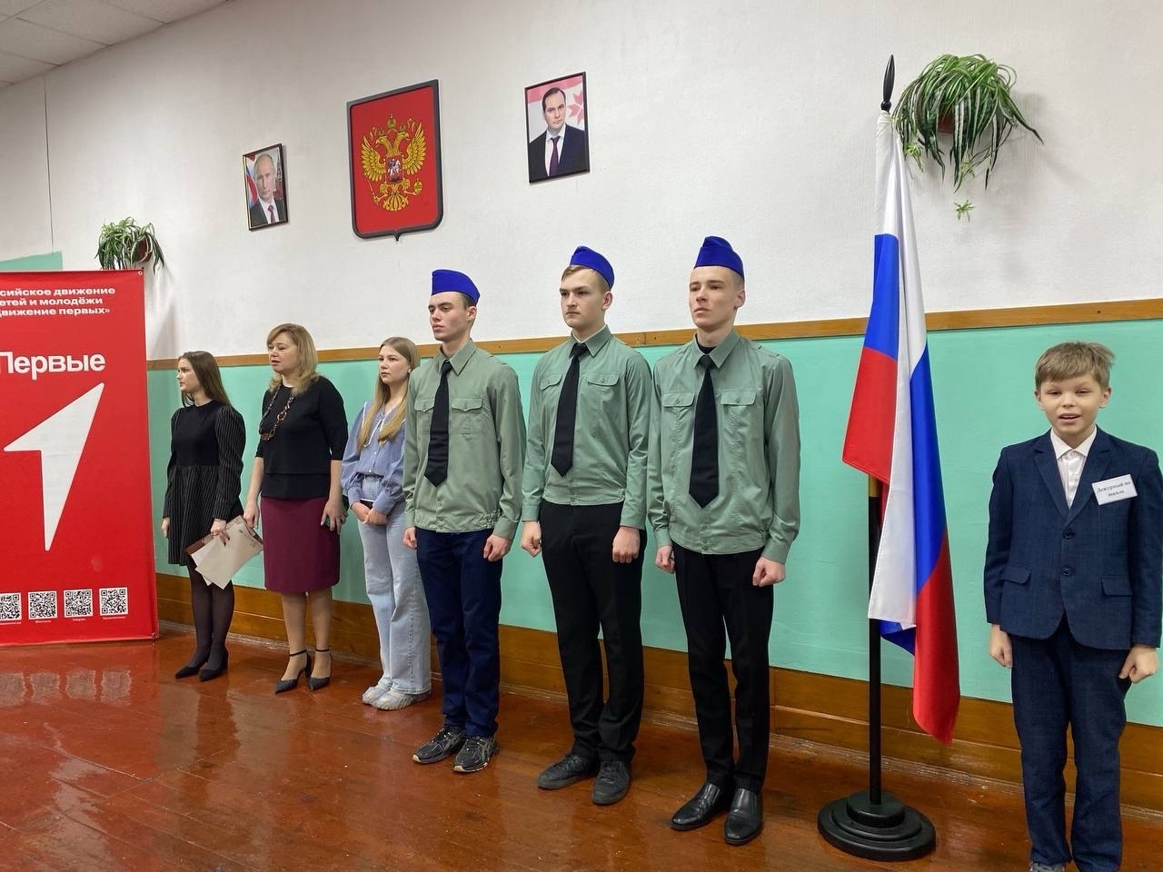 овая учебная неделя в нашей школе началась с традиционной торжественной линейки, посвященной установлению Государственного флага Российской Федерации..