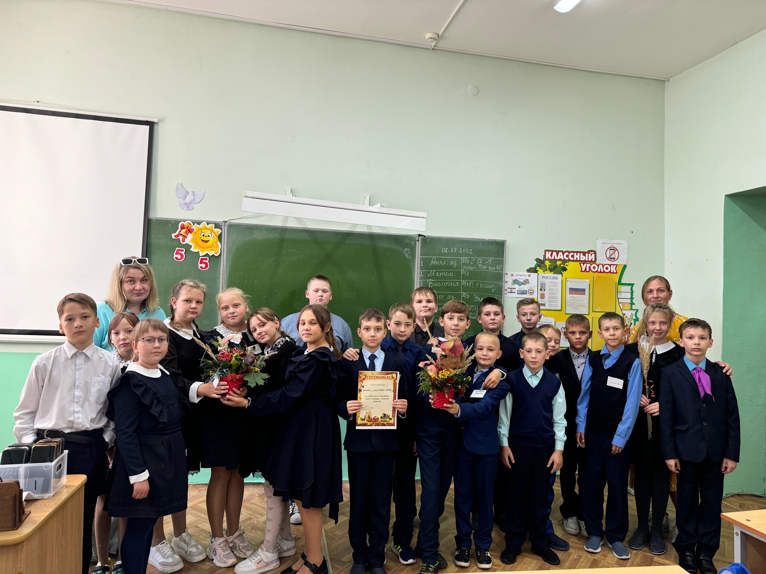  В рамках мероприятия «Большие семейные выходные» сегодня прошёл семейный мастер-класс по изготовлению осенней композиции..