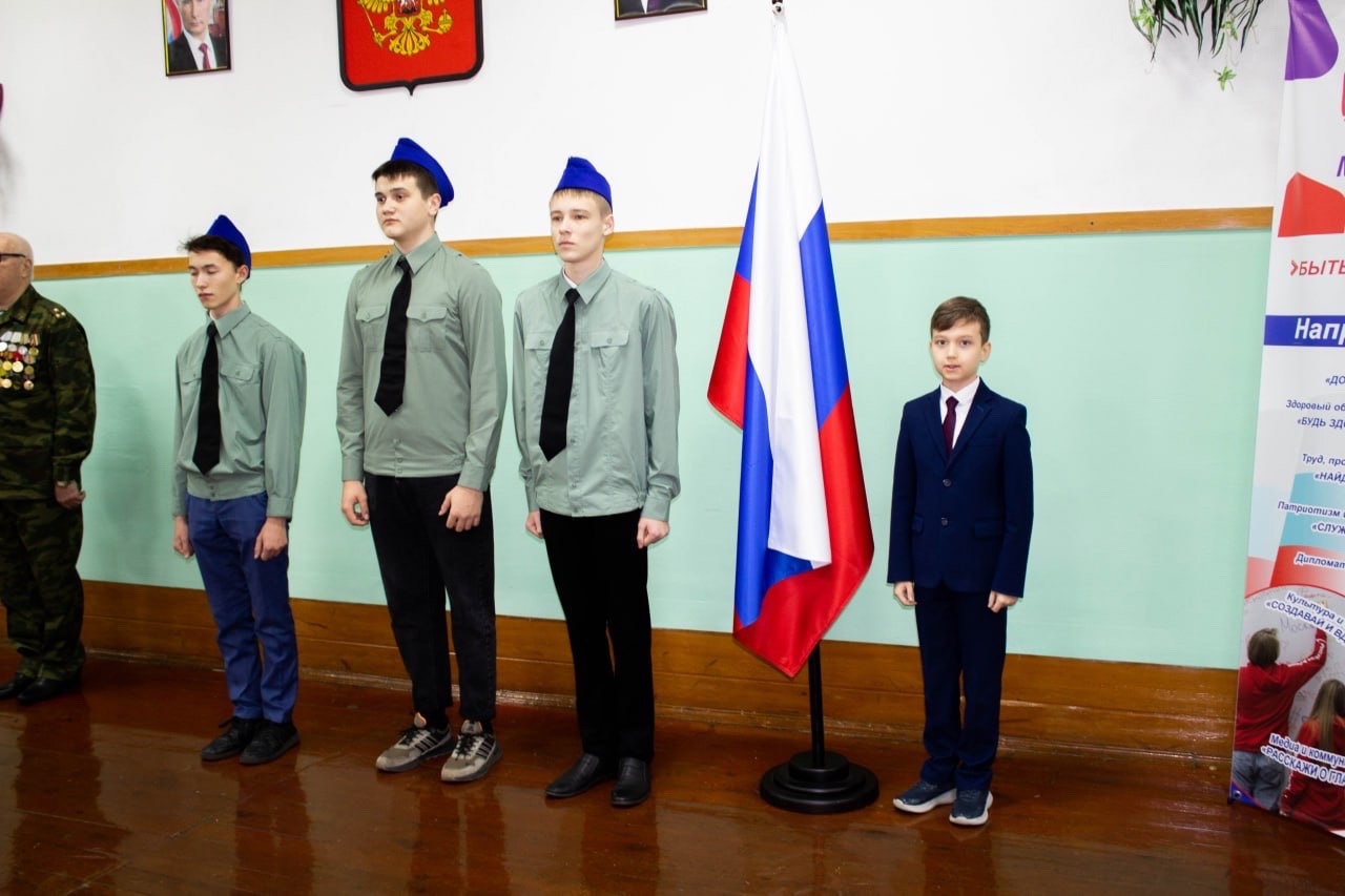 Новая учебная неделя в нашей школе началась с традиционной торжественной линейки, посвященной установлению Государственного флага Российской Федерации..