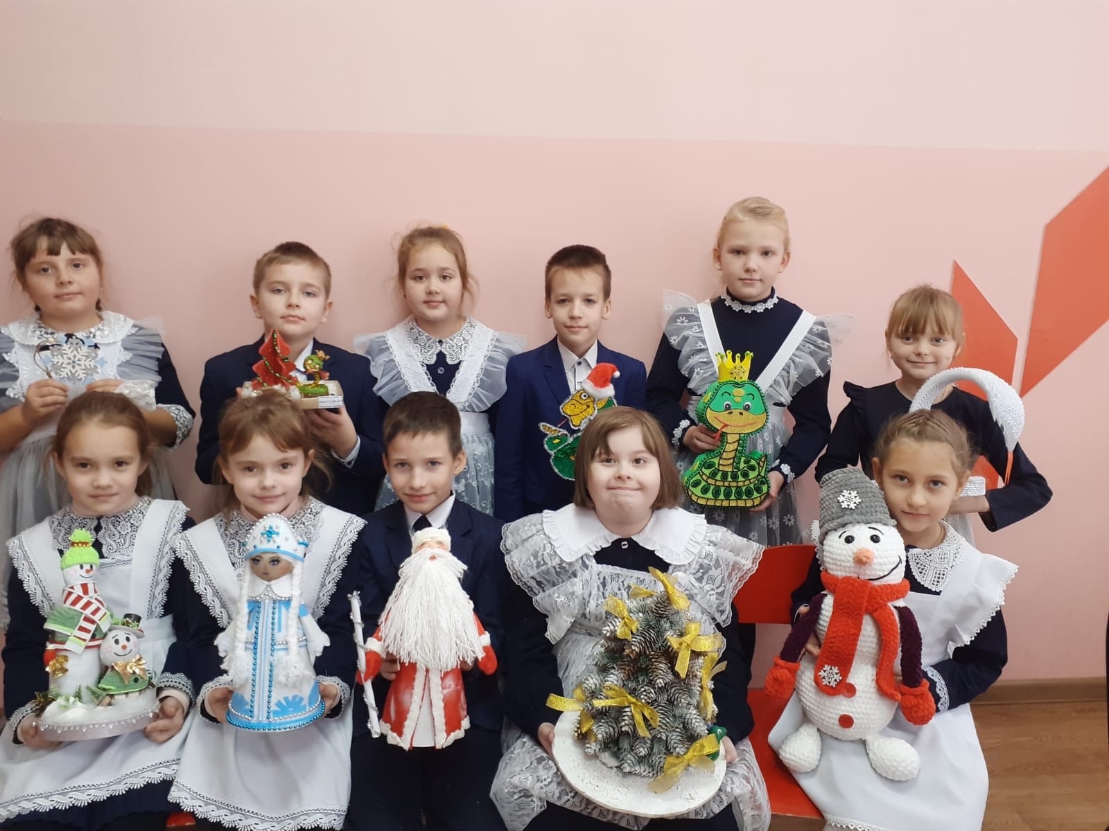  Во втором классе прошла выставка поделок «Зимняя фантазия»..